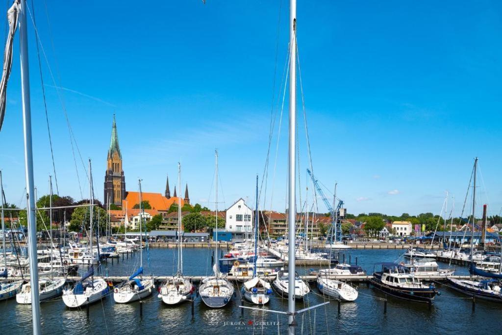 Hausboot Gluecksmomente Mit Dachterrasse In Schleswig Am Ostseefjord Schlei Ngoại thất bức ảnh