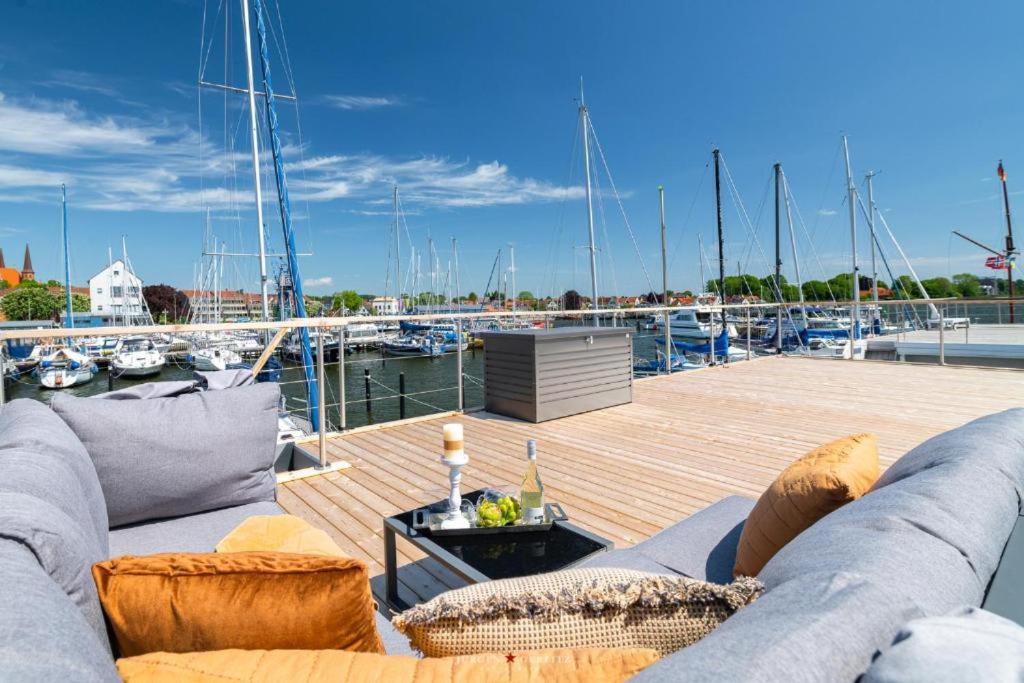 Hausboot Gluecksmomente Mit Dachterrasse In Schleswig Am Ostseefjord Schlei Ngoại thất bức ảnh